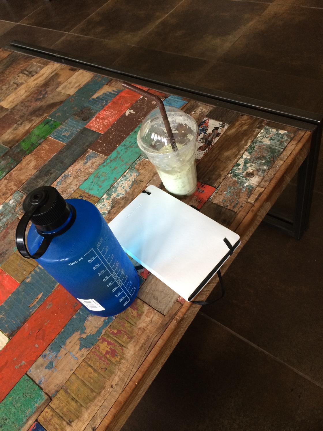 Zápisník, voda a smoothie